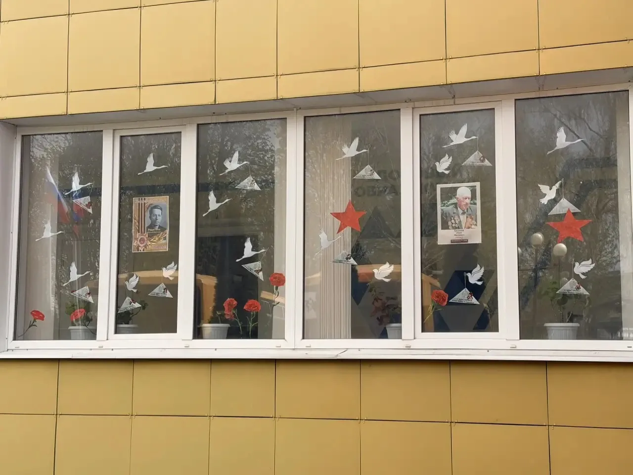 МОУ «Майская гимназия» принимает участие в акции «Окна Победы». Это замечательная и трогательная ини