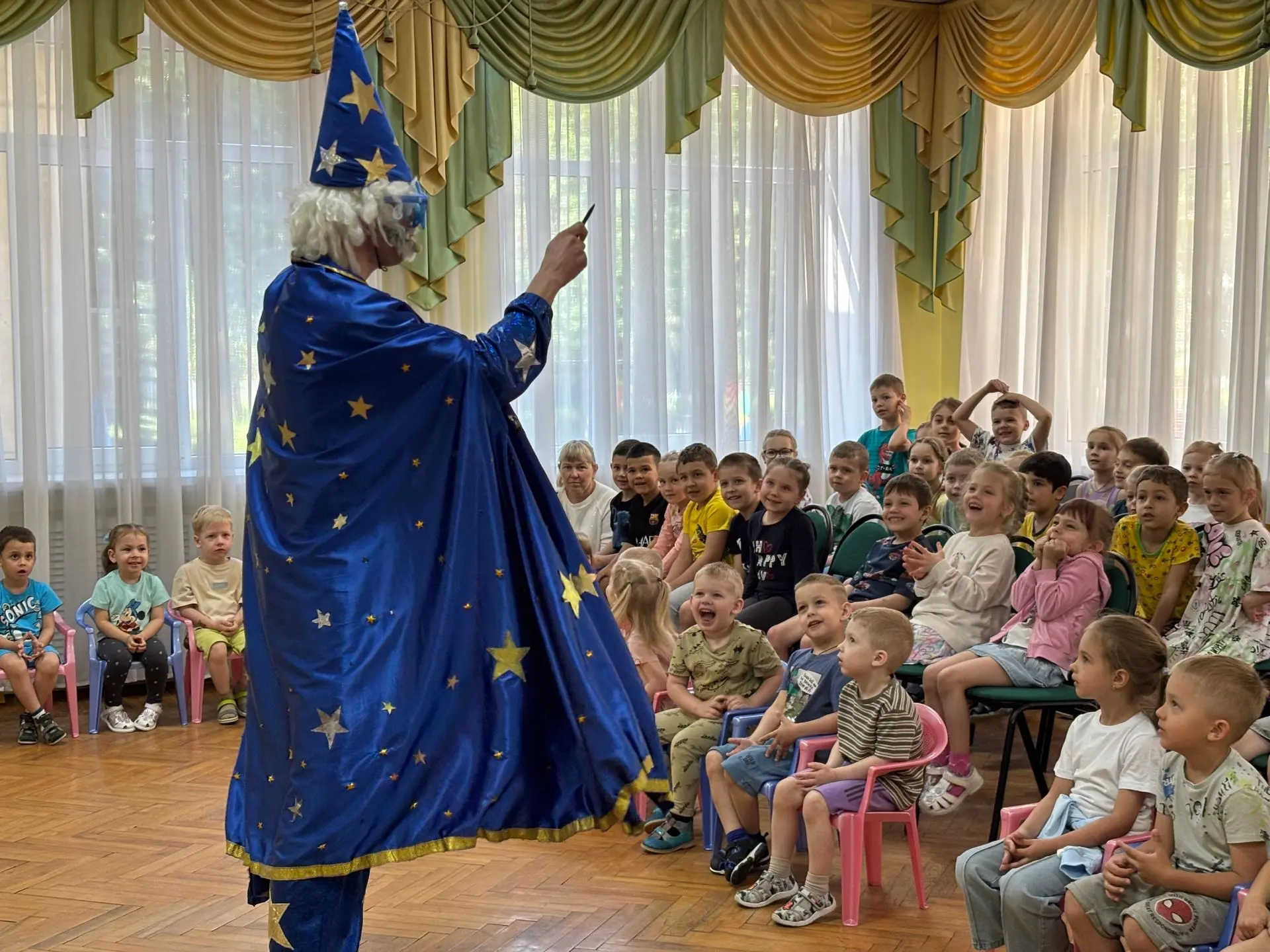 "Светит солнце ясное!
Здравствуй, лето красное!
Здравствуй, речки бережок!
Здравствуй, ласковый лужо