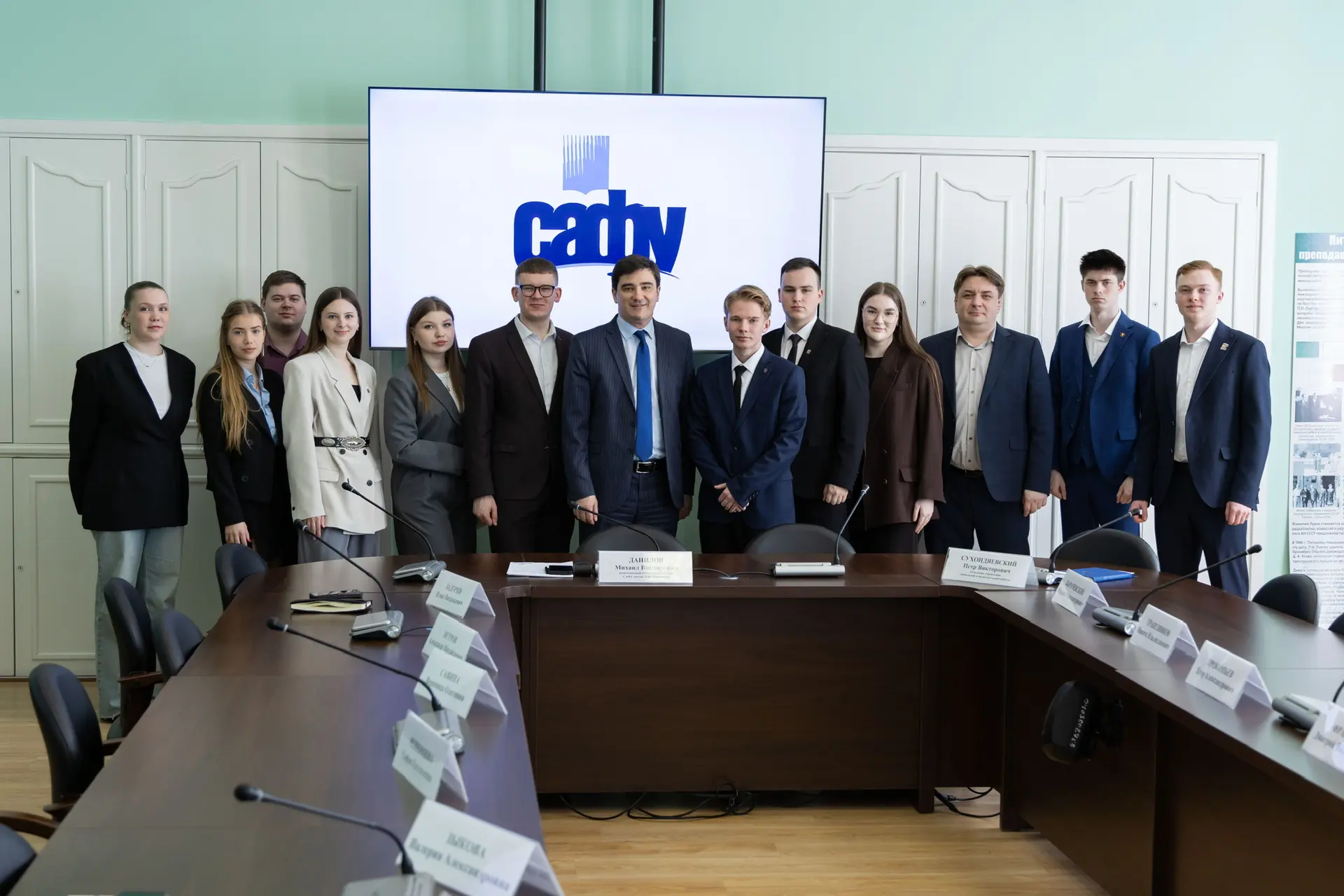 🤝 И.о. ректора Михаил Данилов встретился со студентами — членами Молодёжного парламента при Архангел