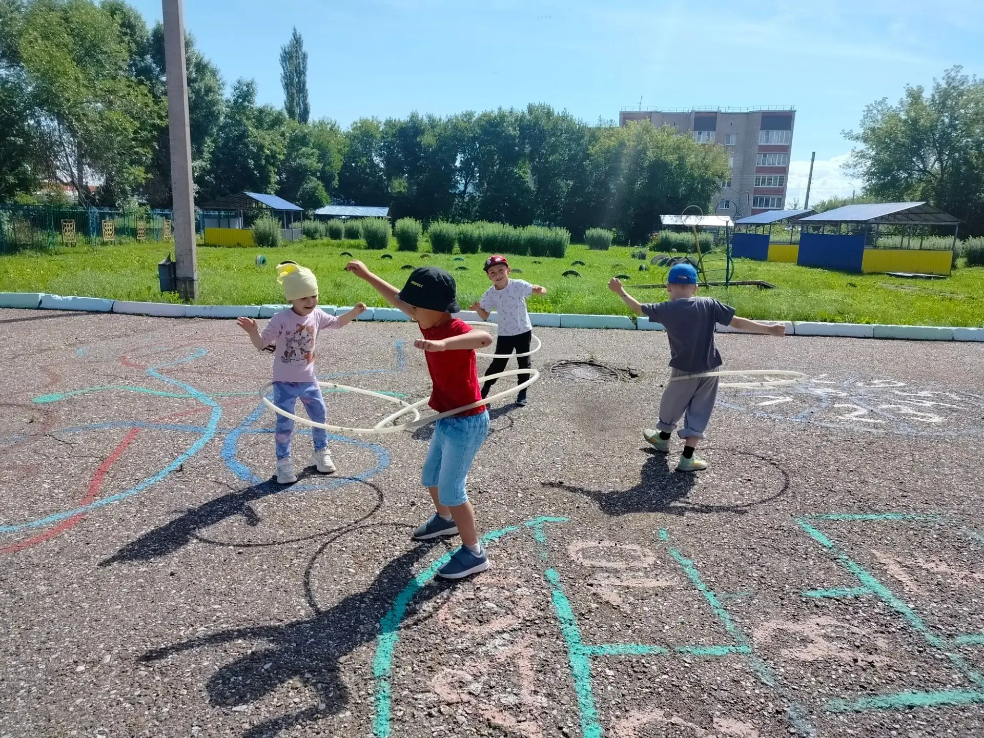 🌳 Летние деньки в детском саду — самое яркое и весёлое время для наших маленьких непосед!
☀️ Каждое