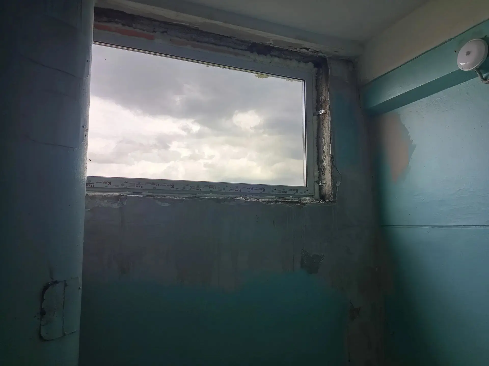 В МКД по адресу: микрорайон 1 д. 21 начаты работы в местах общего пользования по замене старых дерев
