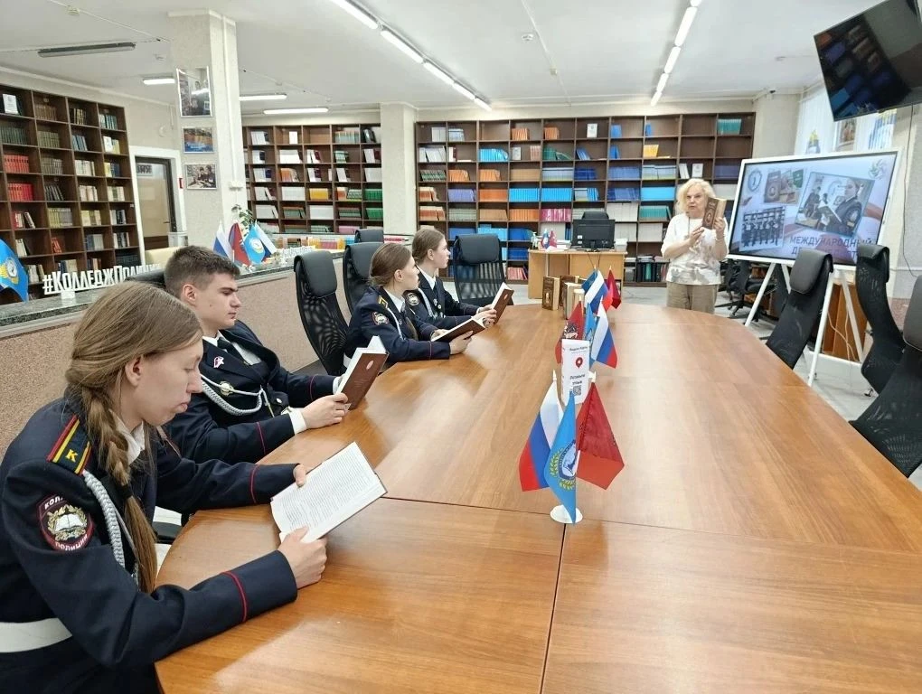 🚨25 - 29 мая в библиотеках Колледжа полиции проходит тематическая выставка: «Мир библиотечный, мир у