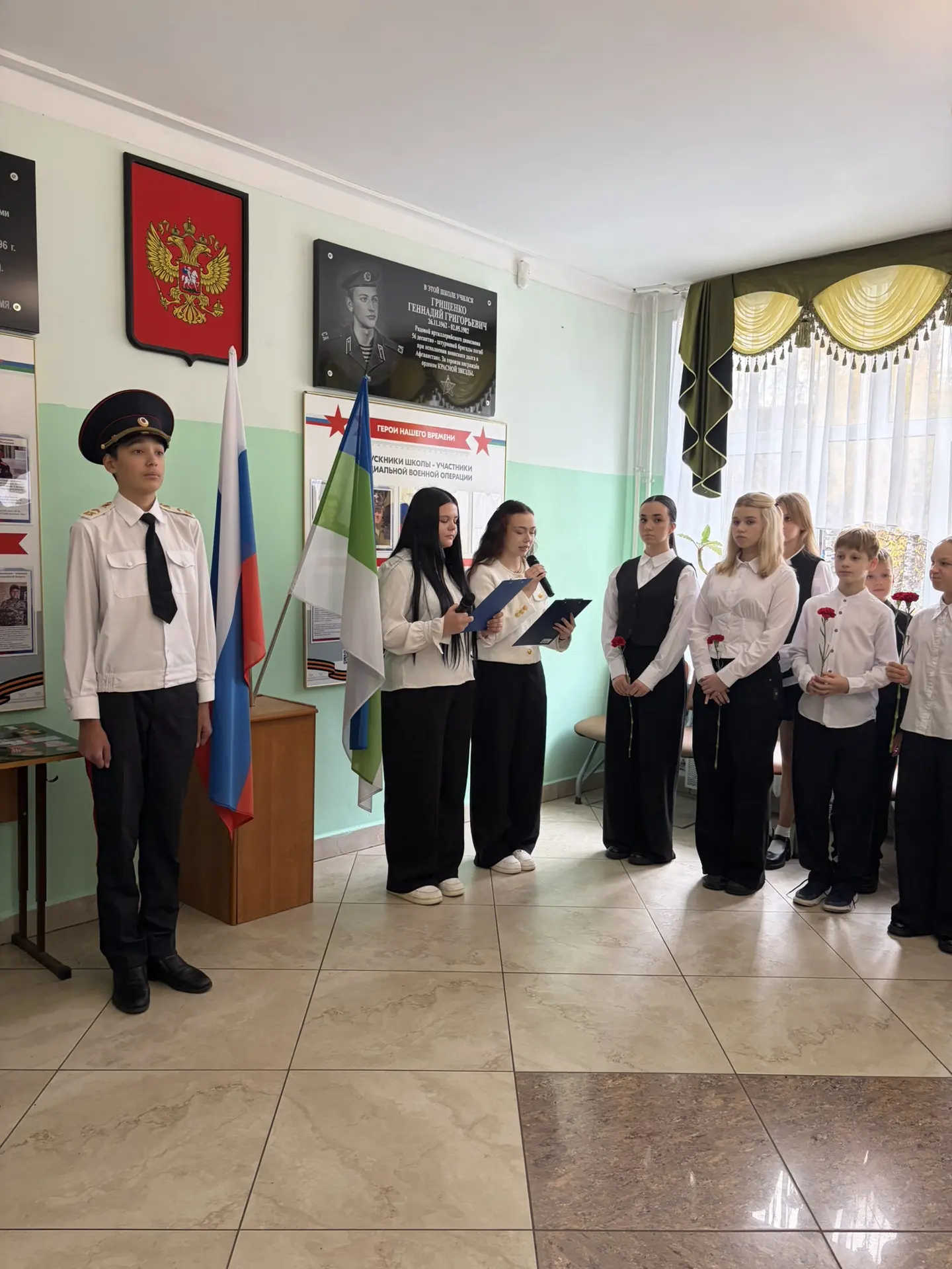 🕯️ Память, которая объединяет поколения: в школе имени Героя Алексеева Александра Иван...