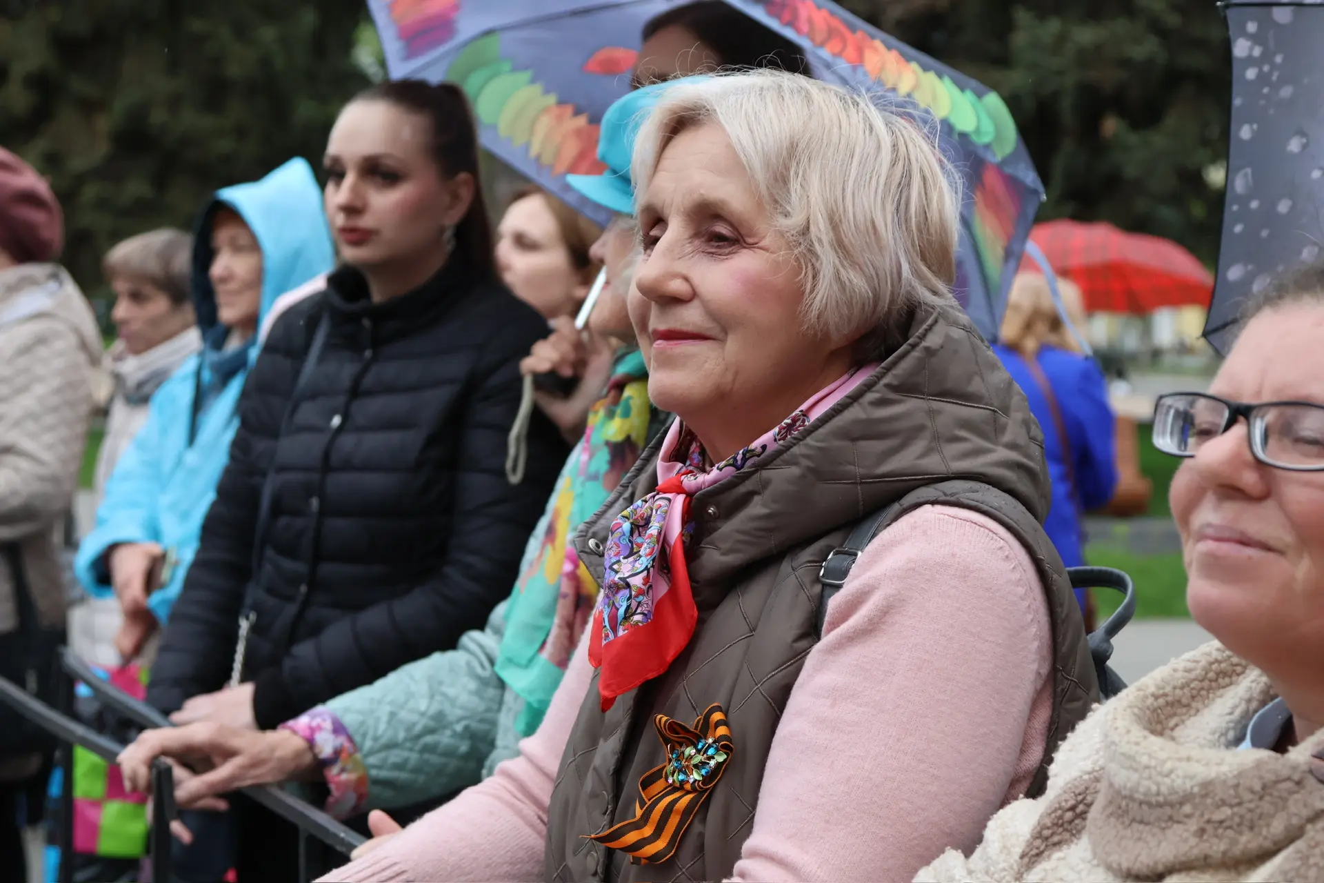 🌸 Танцуя, помним: «Вальс Победы» объединил поколения в Ступино  В День Победы на площади в Ступино п
