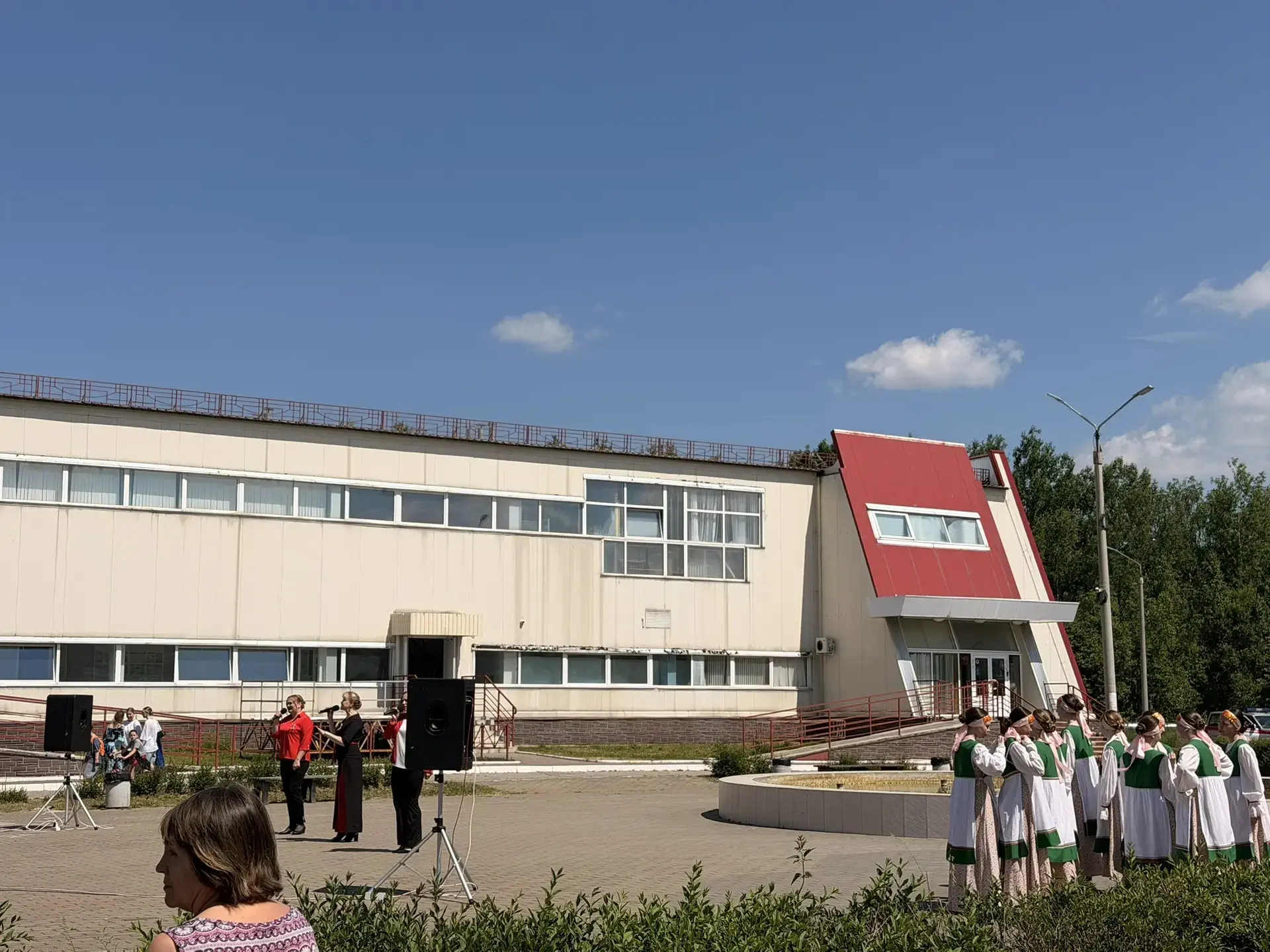 День России на площади у фонтана

12 июня, в День России, площадь у фонтана стала местом проведения 