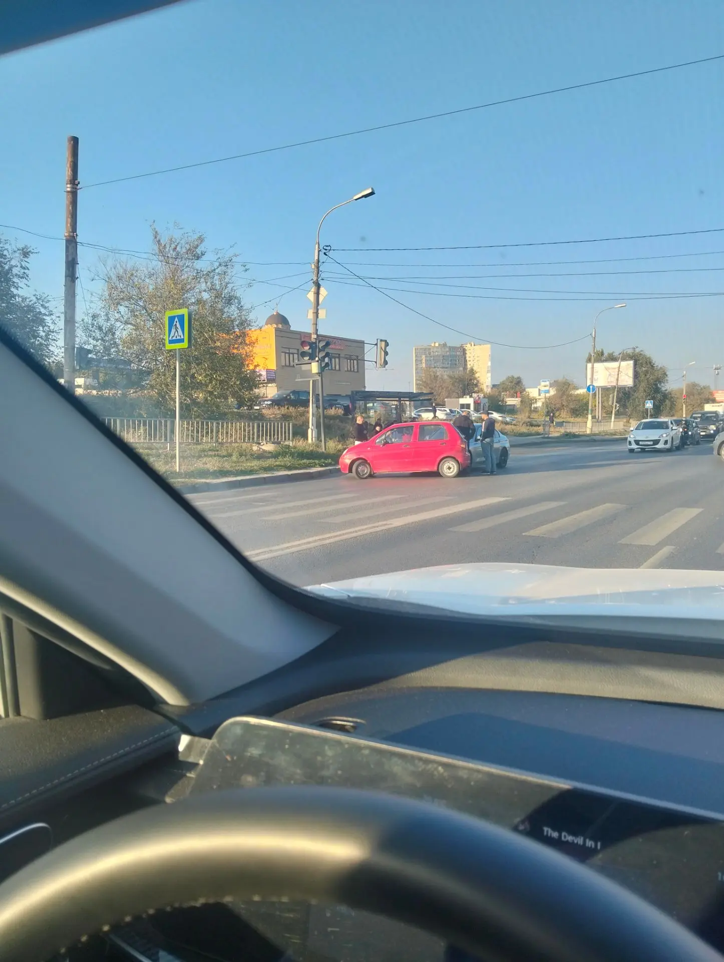 В сторону центра большая пробка по Второй продольной, у светофора авария