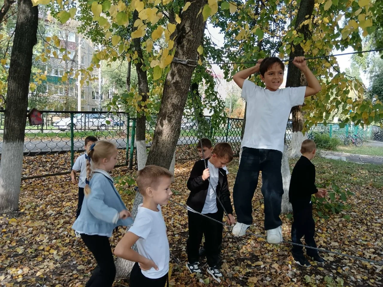 Занятия на веревочной переправе, спуски по верёвке при помощи спускового устройства— эт...
