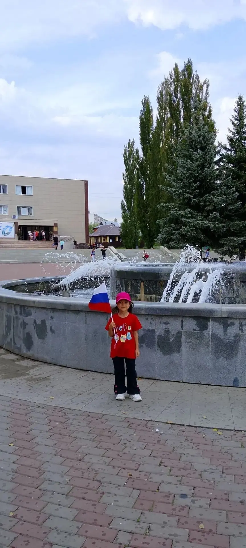 Семьи группы "Лилия" приняли участие в фотоконкурсе "Белый, синий, красный – самый крас...