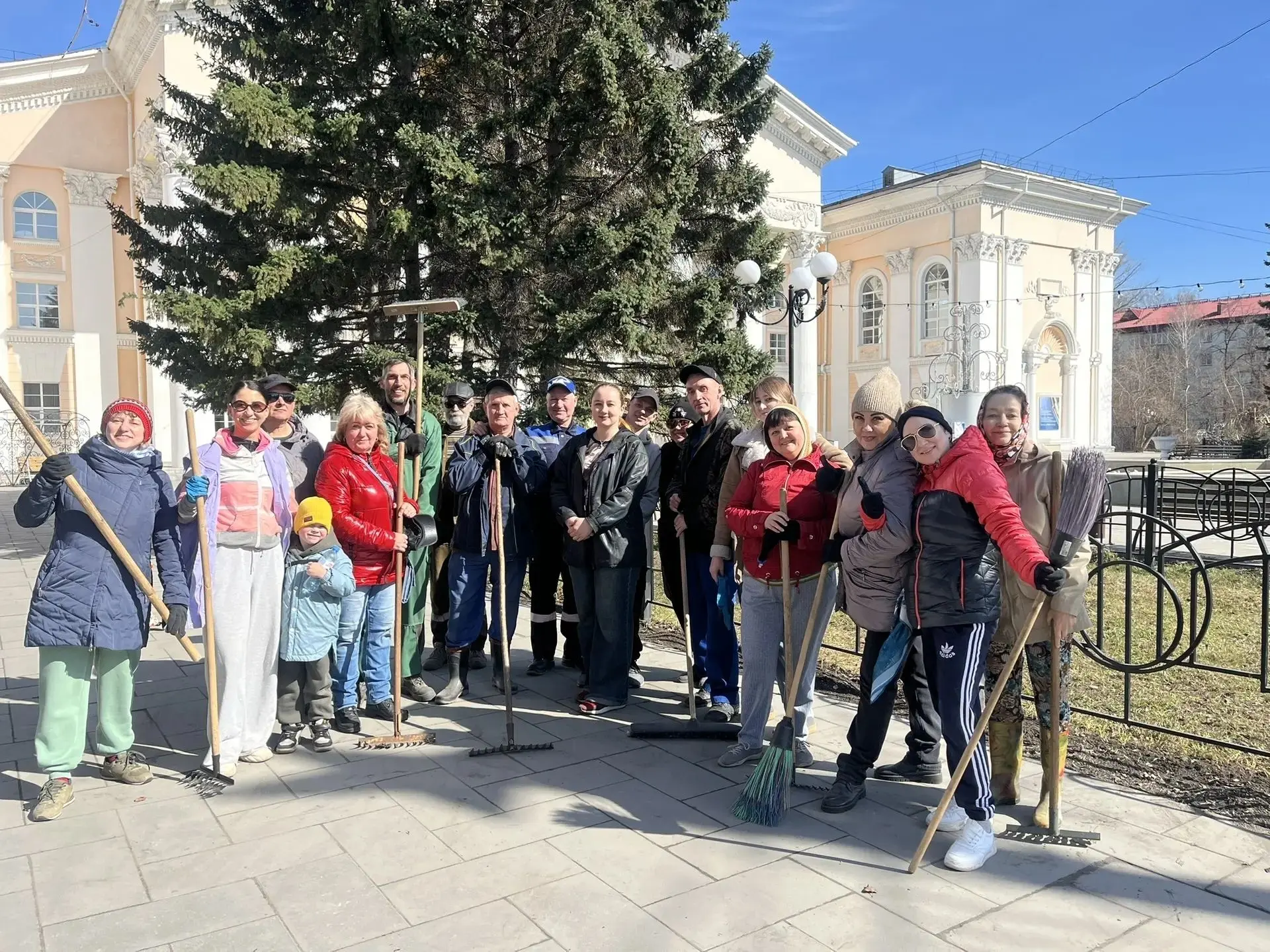 📣В Бийске стартовали весенние субботники  Одними из первых на уборку прилегающих территорий вышли ве