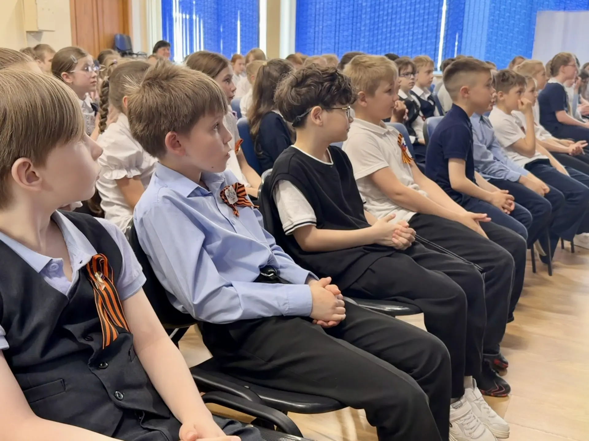 🎭✨ В нашей школе прошли театральные постановки школьного театра «Калейдоскоп», посвящённые Дню Побед