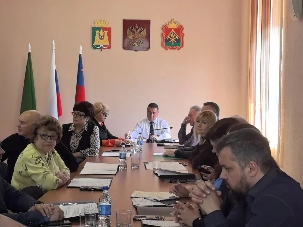 Сегодня 26 мая в Совете народных депутатов, в преддверии 81-й очередной сессии прошли д...
