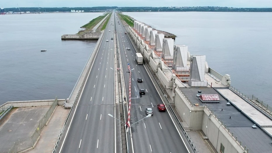 Петербургских автомобилистов предупредили о грядущих дорожных ограничениях на дамбе. Он...