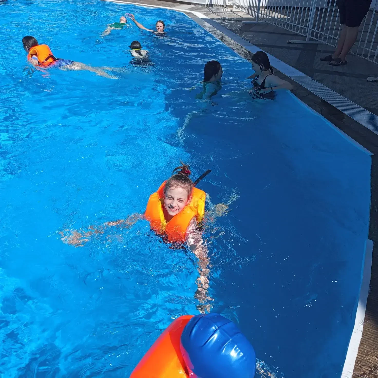 Ура! Мы в бассейне!

Брызги, смех и горящие глаза! Лучший способ провести день — это шумная компания