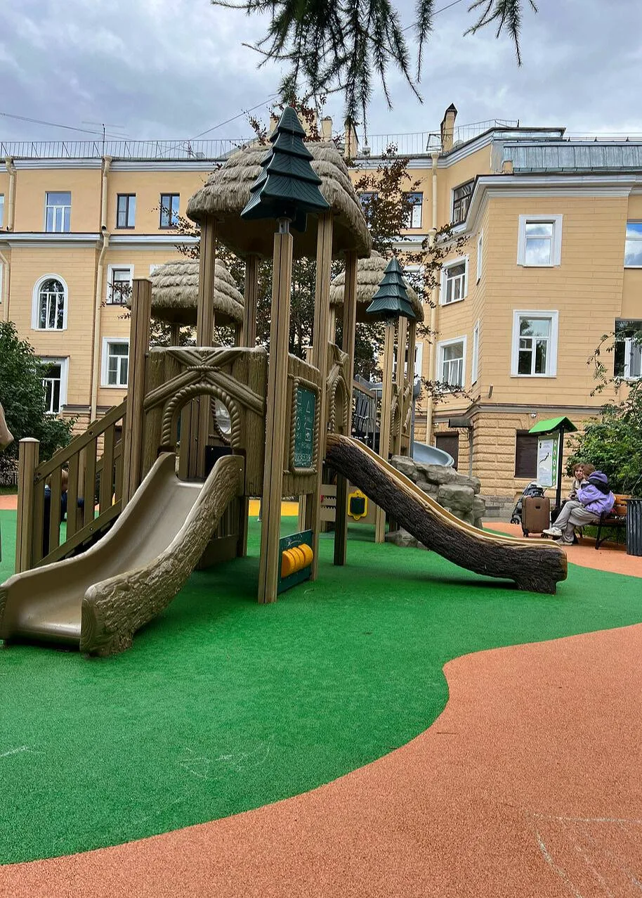 Уютная и благоустроенная детская площадка прямо у Невского проспекта ☀️

📍  Невский проспект, 88Б

