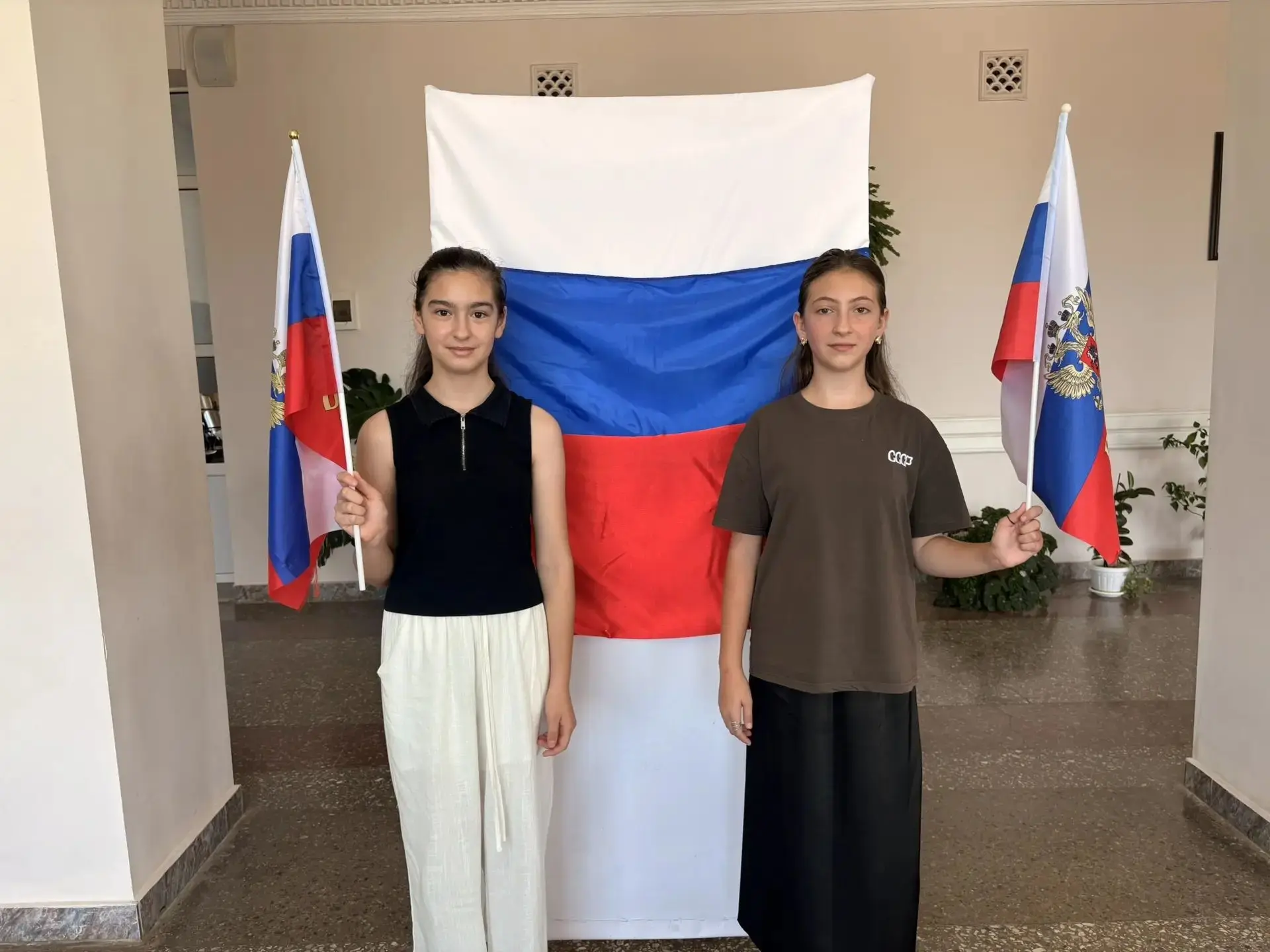 Ежегодно 22 августа в России отмечается День государственного флага Российской Федерации .