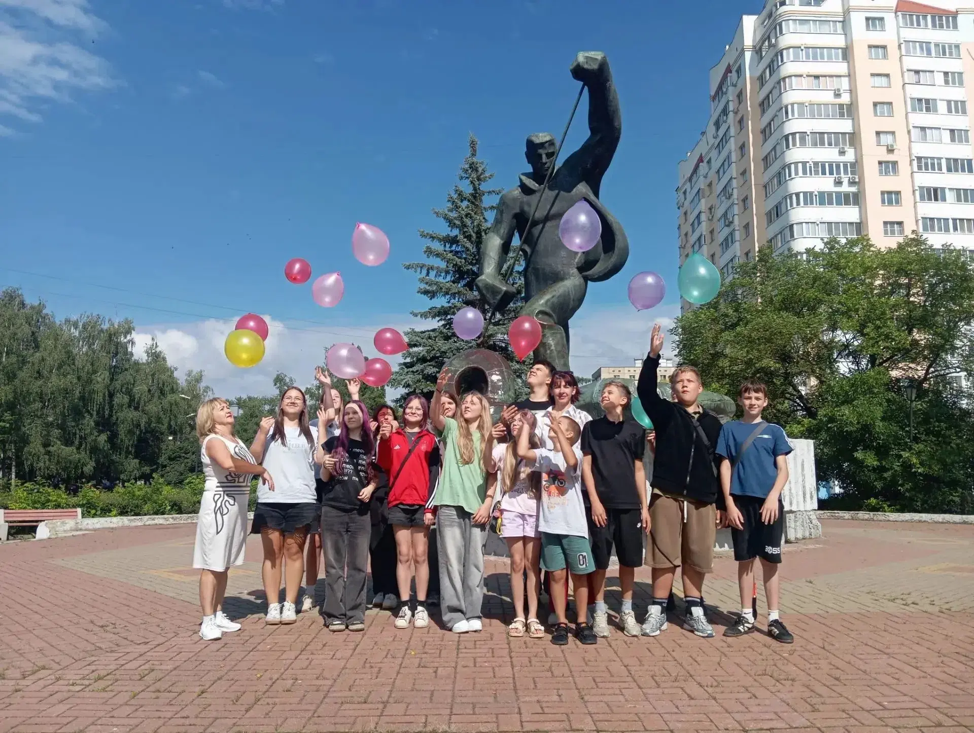 Летние каникулы в самом разгаре. Это именно то время, когда у школьников есть возможность познакомит