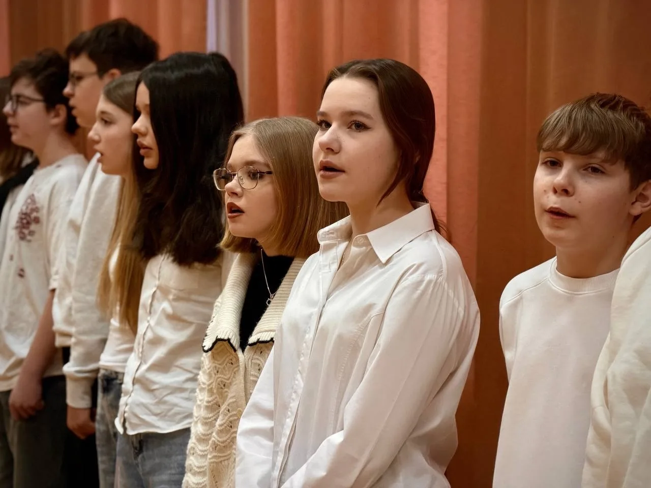 🇷🇺 Новая учебная неделя в нашей школе традиционно началась с церемонии поднятия Государственного фла