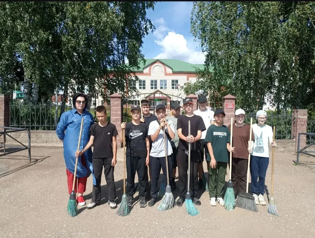 В рамках объявленного 7 августа  Дня чистоты в Чекмагушевском районе учащиеся 7 б класс...