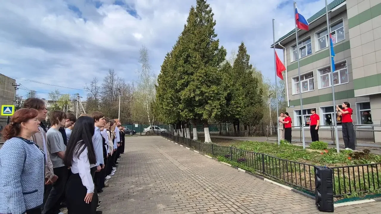 4 мая 2026 года в МОУ СОШ имени Д. И. Зернова прошла линейка и торжественная церемония поднятия флаг