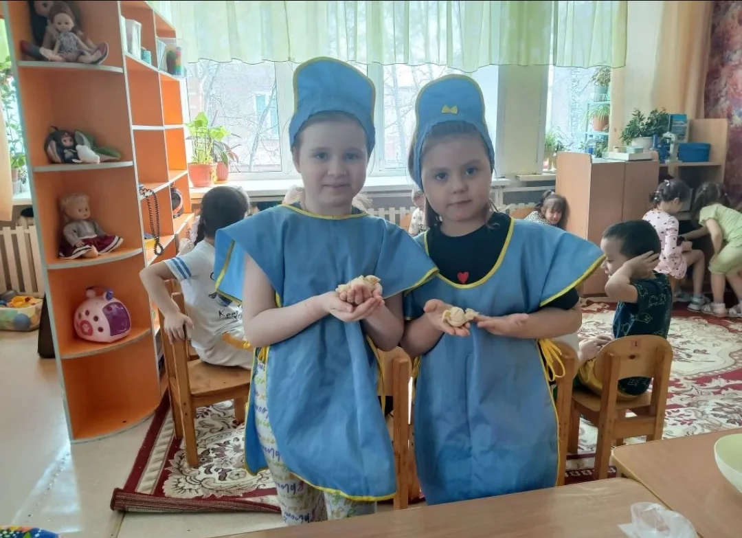 Дети подготовительной группы "Огонёк" приготовили жаворонков из теста 🪶
 Образ жаворонков чаще всег