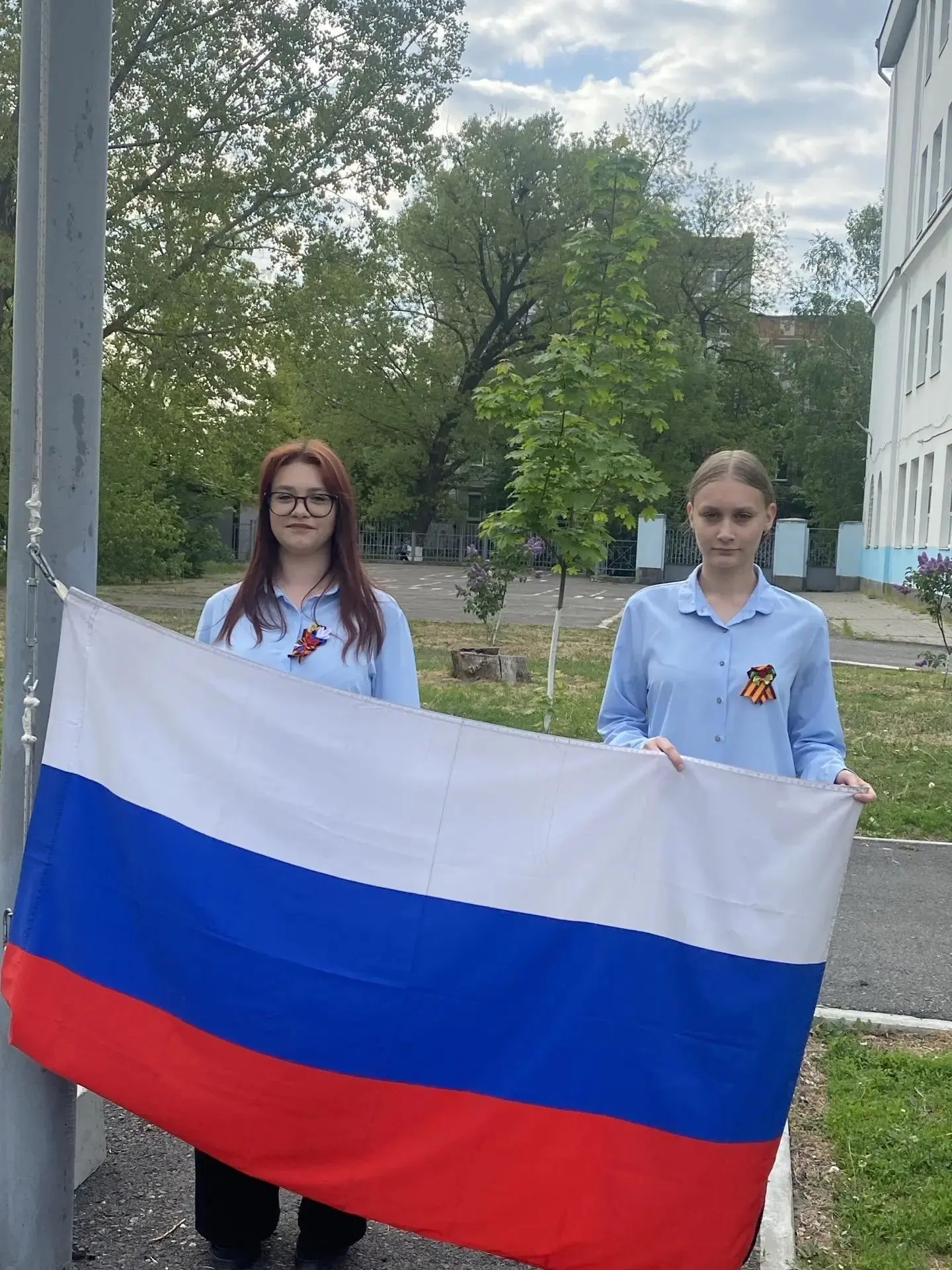 Ежегодно Первые нашей школы участвуют в акциях, которые проходят накануне Дня Государст...