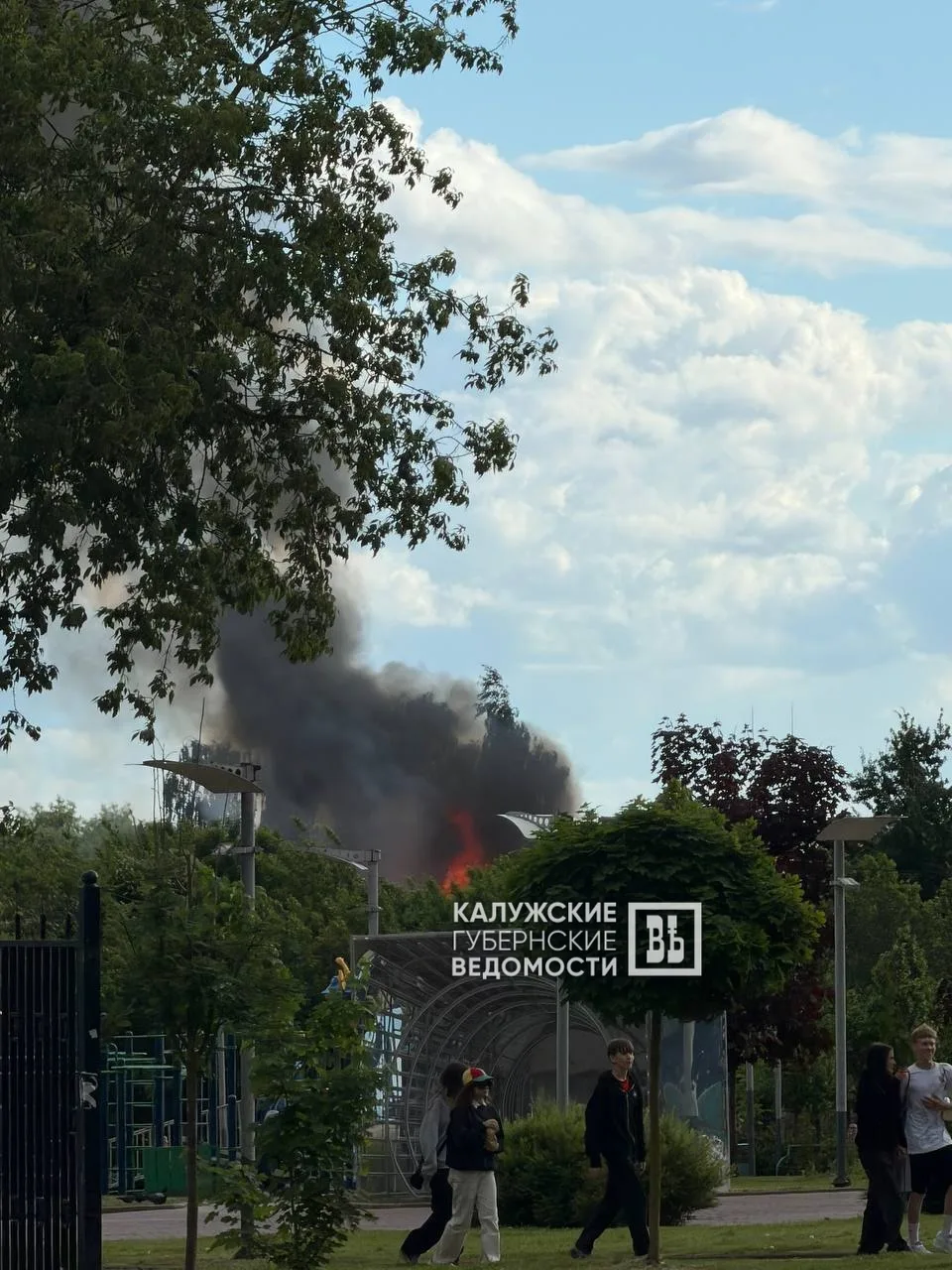⚡️Пожар в центре Калуги  Прямо сейчас на улице Рылеева в районе домов №67 и №69 и недалеко от сквера