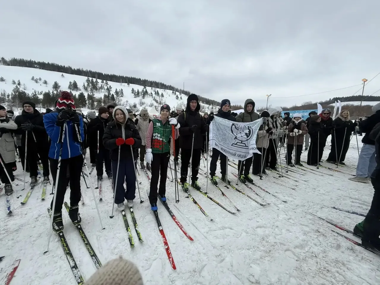 ⛷️ Масштабно, ярко, по-спортивному! Наши старшеклассники вместе с педагогами физической культуры при