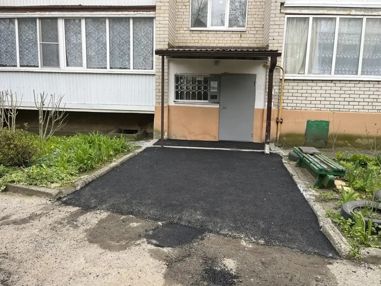 ☝️И все таки асфальтовое покрытие для входов в подъезды остается самым эффективным, так...