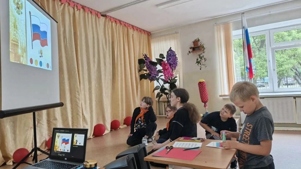 Двенадцатый день в пришкольном лагере "Искрята" был посвящен нашей необъятной Родине – России! Тема 