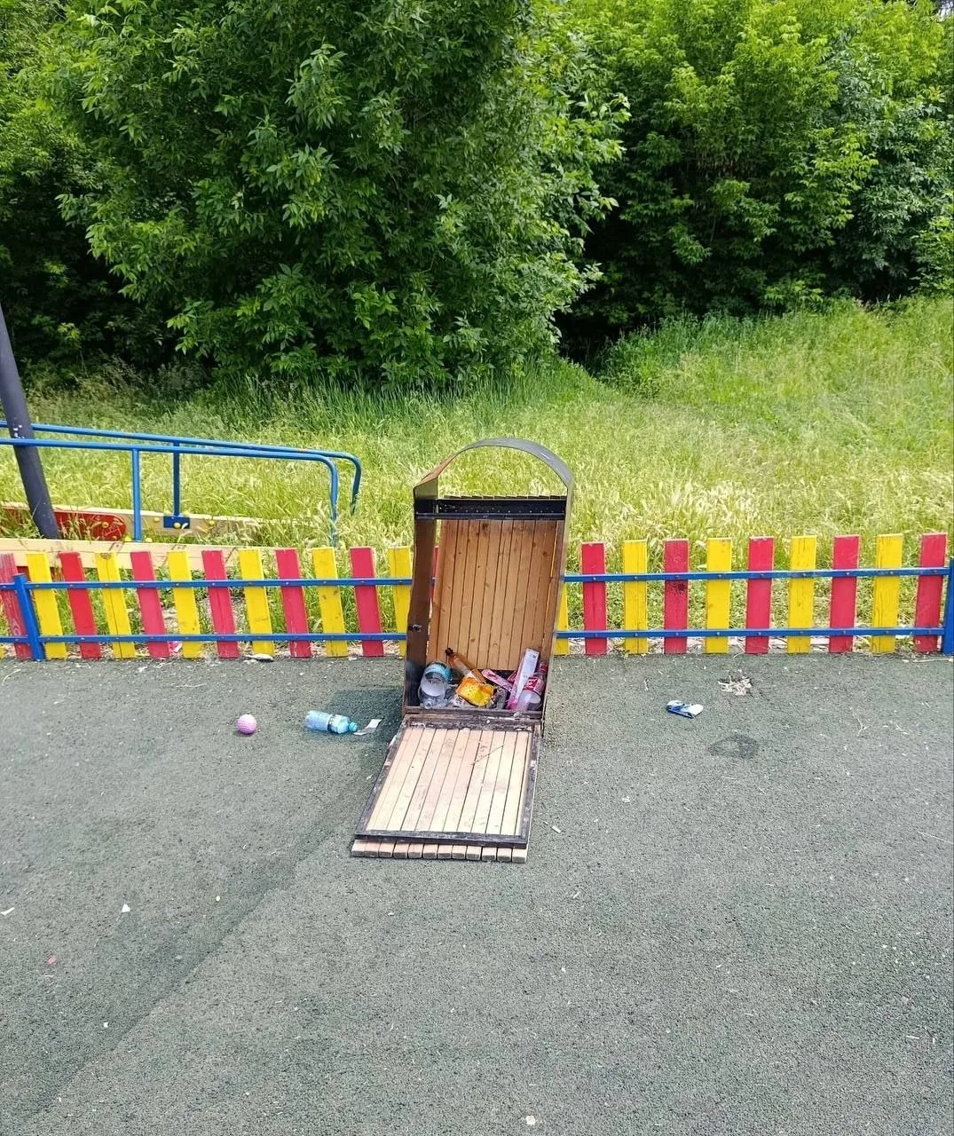 Состояние детской площадки на Капитальной в Макеевке😢