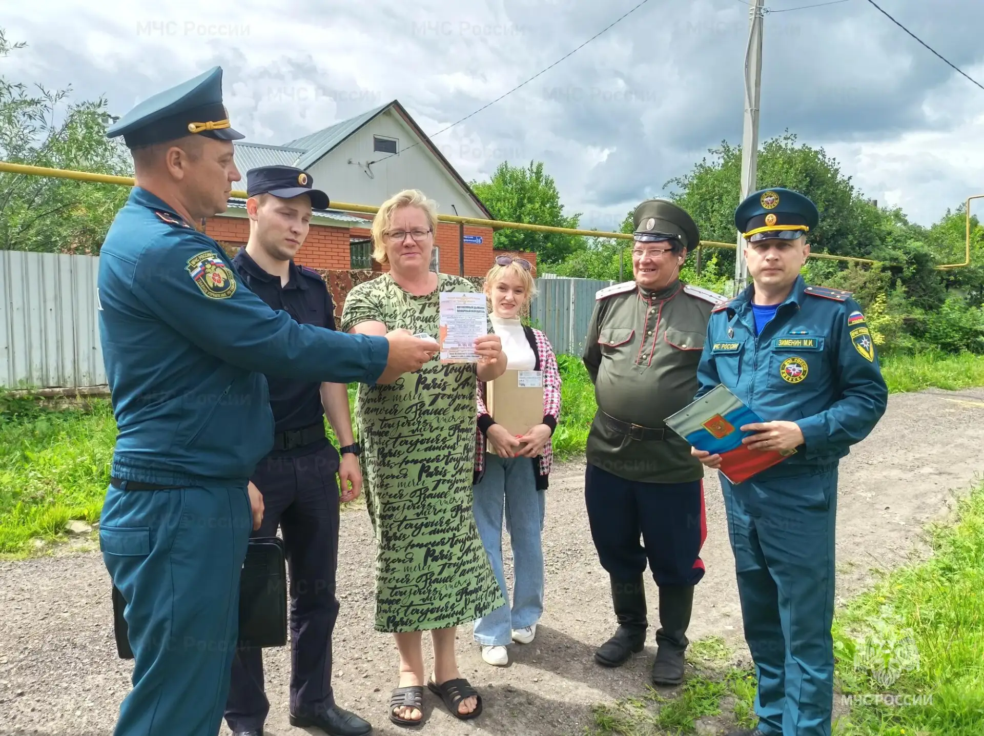📍Сотрудники МЧС России и представители общественности установили пожарные извещатели в домах пенсио
