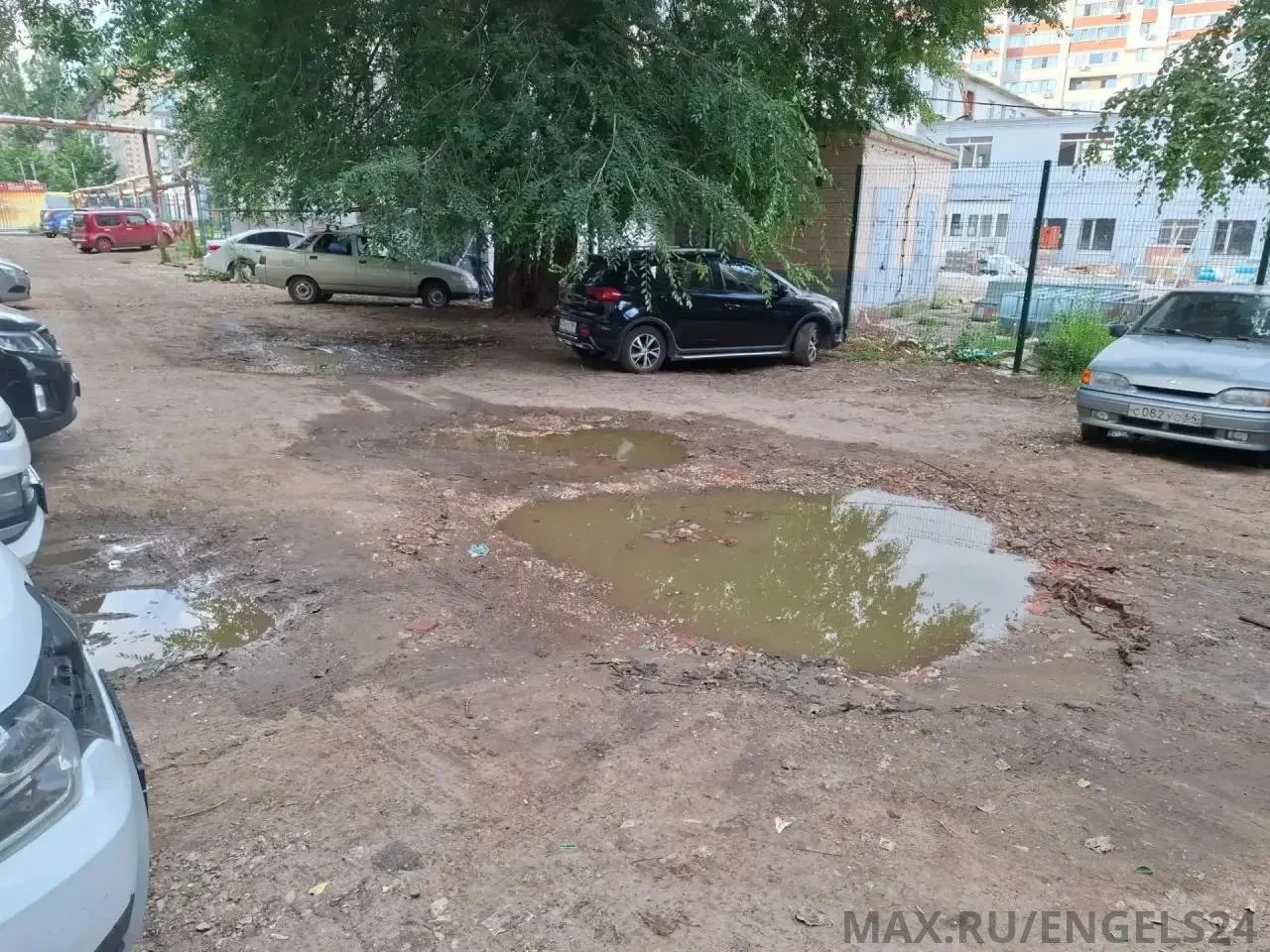 От подписчика:

Здравствуйте, во дворе дома номер 5 по проспекту Строителей, напротив 2-го подъезда 