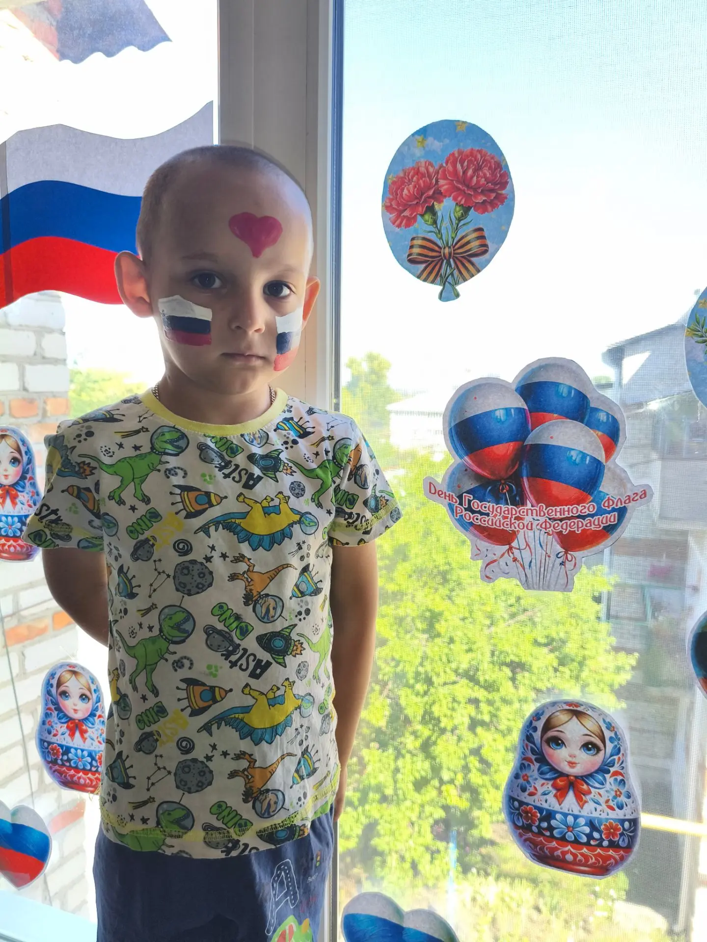 Воспитанник средней группы "Лунтики" Ясенев Игорь принимает участие в акции  «Окна Росс...