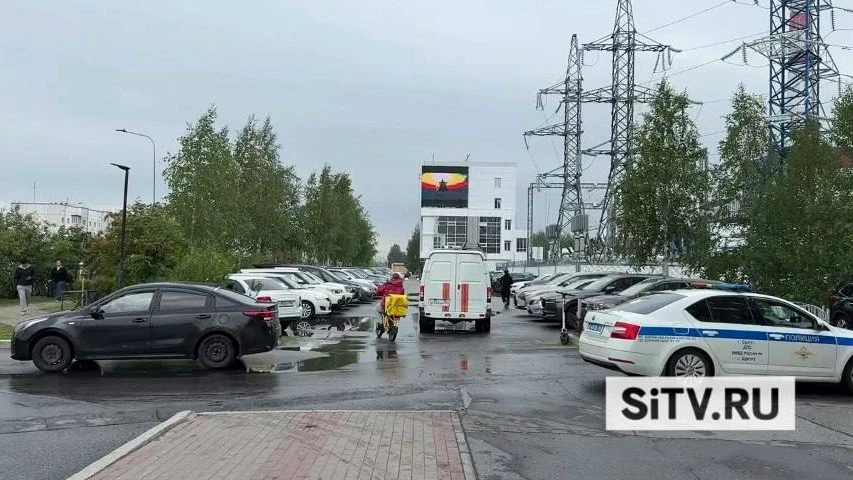 В Сургуте водитель сбил девушку на электросамокате