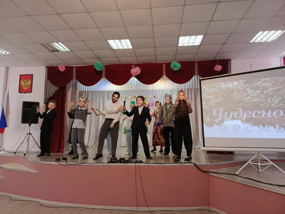 "ВЕСЕННЕЕ КОНФЕТТИ" в актовом зале! 💥🌷☀ Сегодня в нашем лицее было особенно тепло и солнечно, даже н