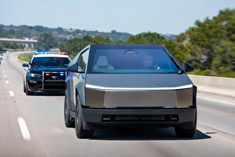 🚗 Автопилот Tesla теперь ведёт себя как опытный водитель — сам замечает полицейских и уступает доро