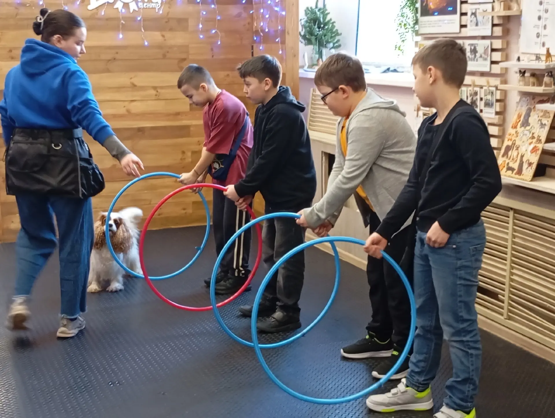 Хвостатый день в жизни 4 «В»! 🐾  Ребята отправились в «Догги‑центр» — и там их ждало настоящее прикл