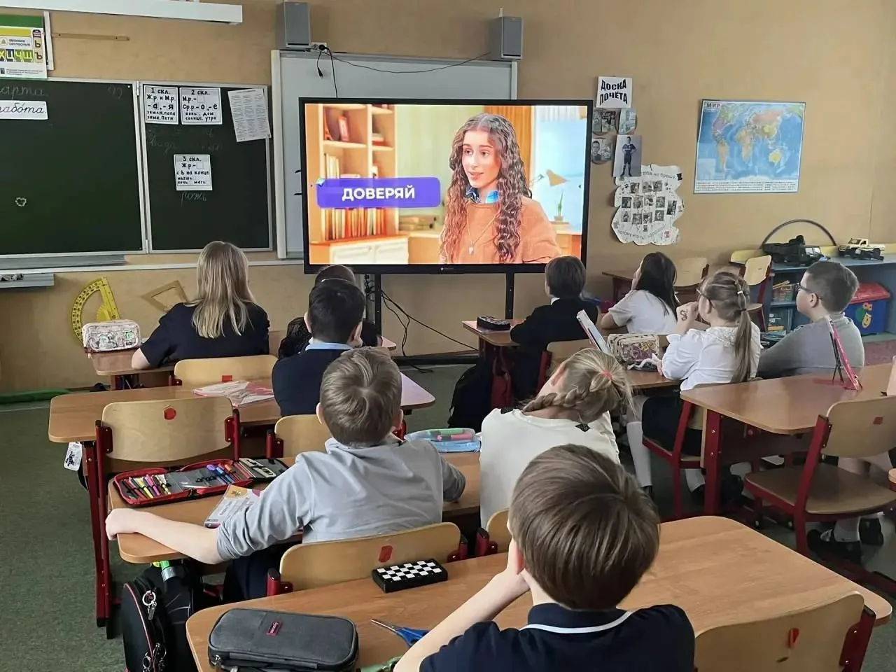 🇷🇺 Традиционная церемония поднятия Государственного флага и исполнение гимна РФ задали правильный,па