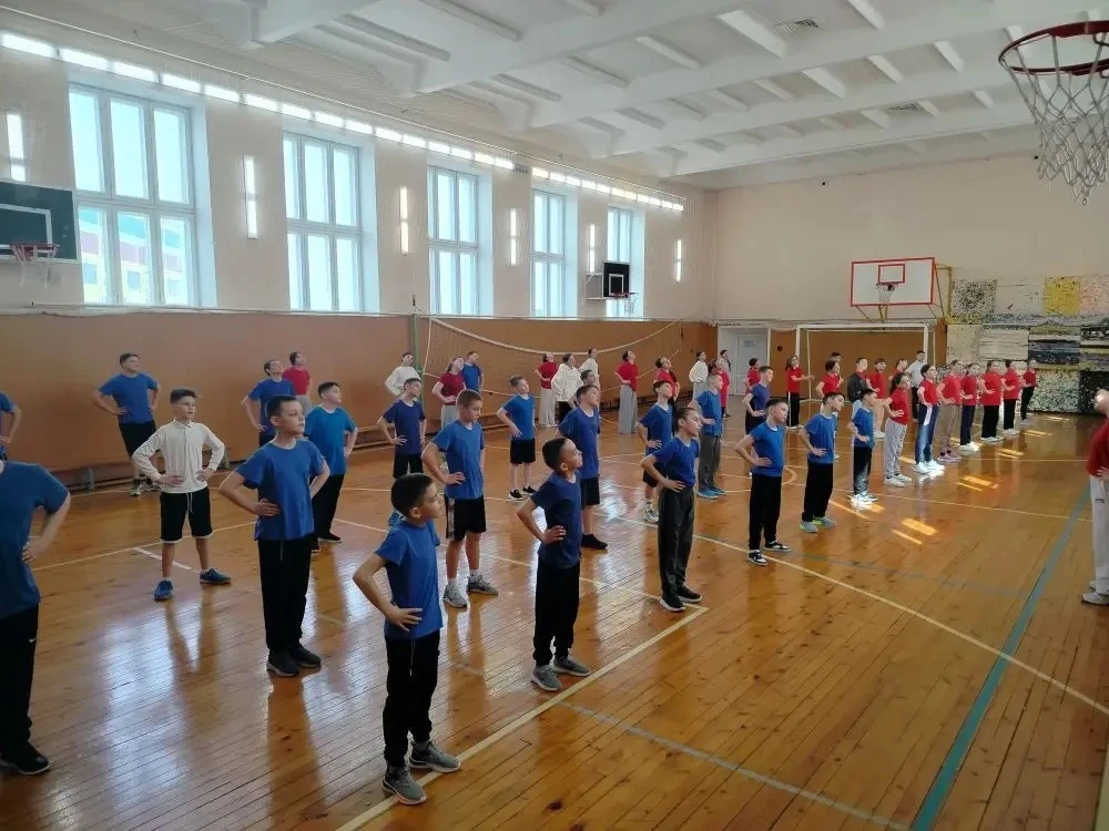 💪🏻 День здоровья в нашей школе: зарядились энергией вместе с учителем физкультуры! 💪  Сегодня в наше