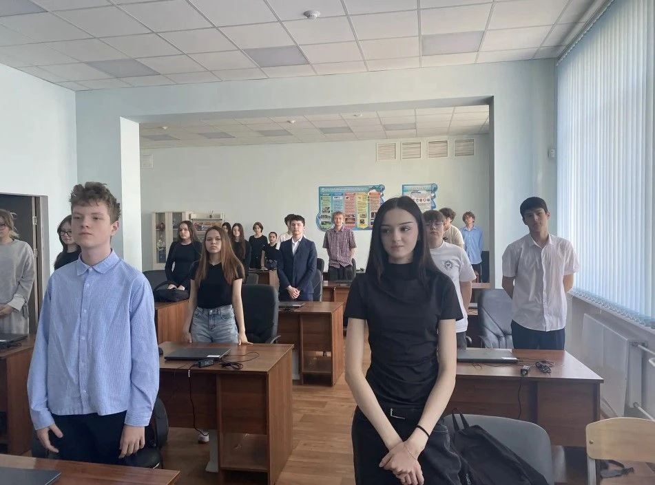 Минута молчания в память о героях  Сегодня в МОБУ ЦО "Знание" прошла минута молчания — трогательный 