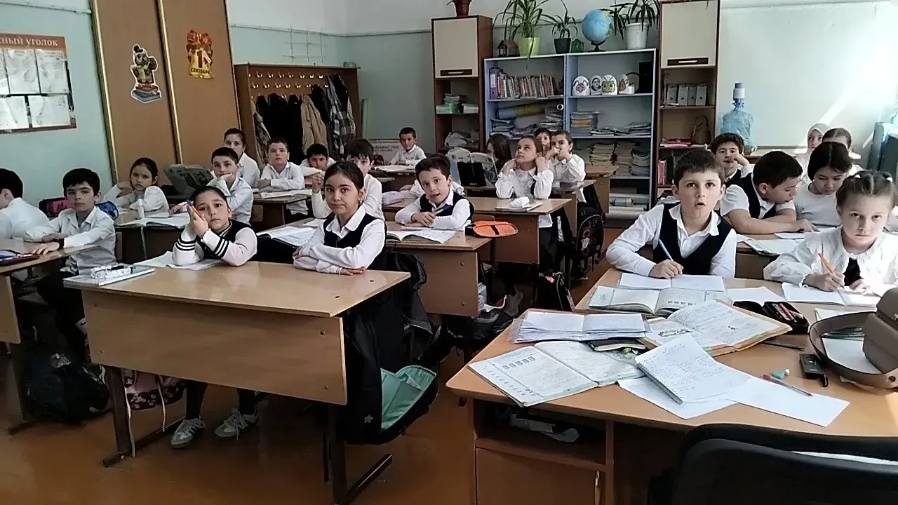 Сегодня во 2 «Ж» классе наши юные экологи посмотрели увлекательный мультфильм с образовательной плат