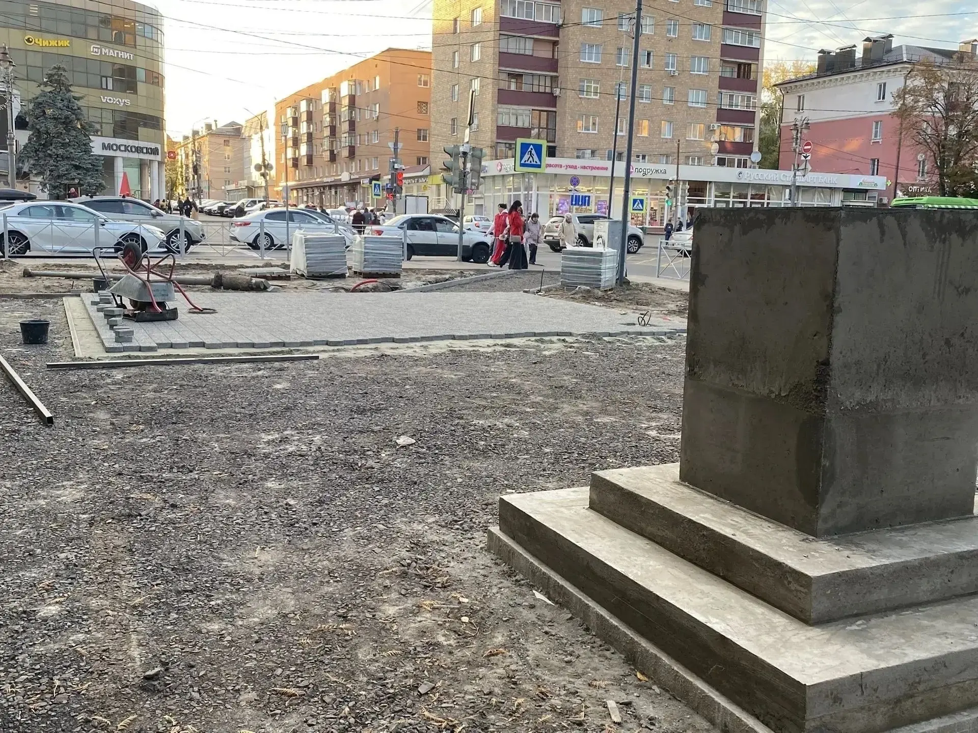 В сквере Студенческих отрядов (на пересечении улиц Ленина и Мирной) установили постамен...