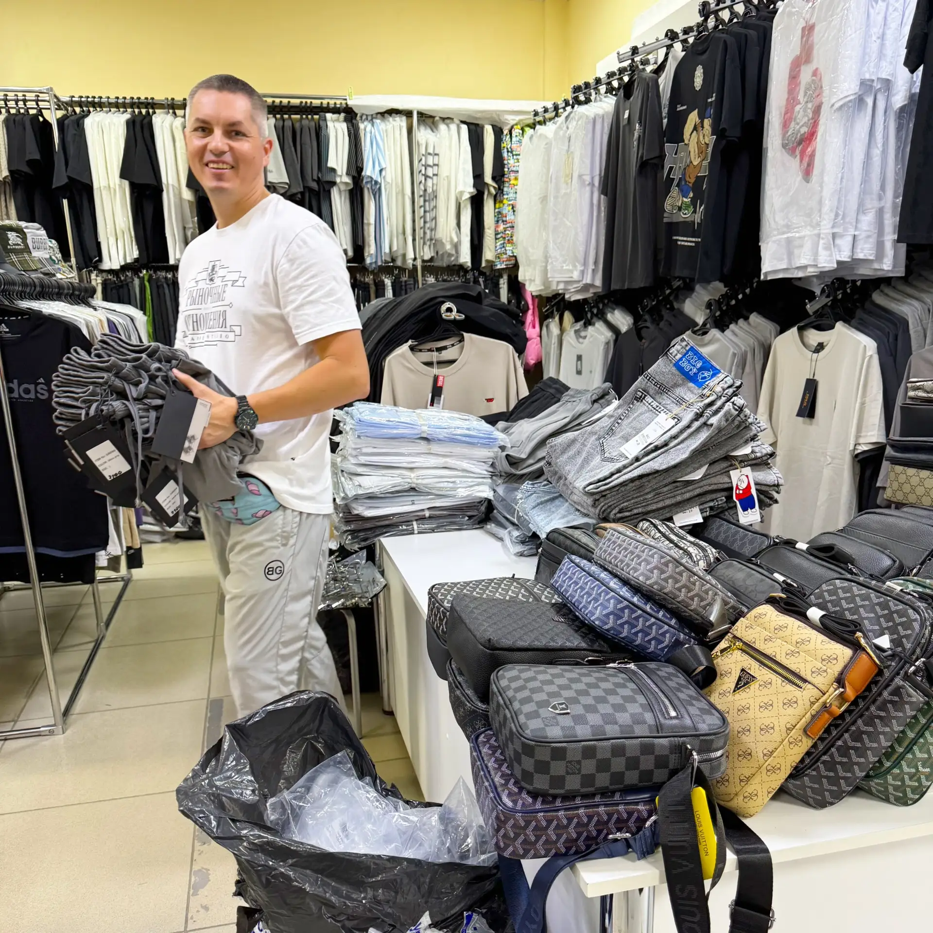🚛📦📦📦 Сегодня получили много летних ШОРТ🩳, ШТАНОВ👖 (холодок🧊), ФУТБОЛКИ👕, а так же новые вари