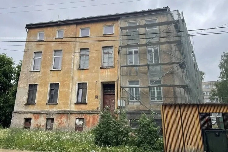 На улице Ломоносова, 3 в Советске восстанавливают исторический облик дома конца XIX века.