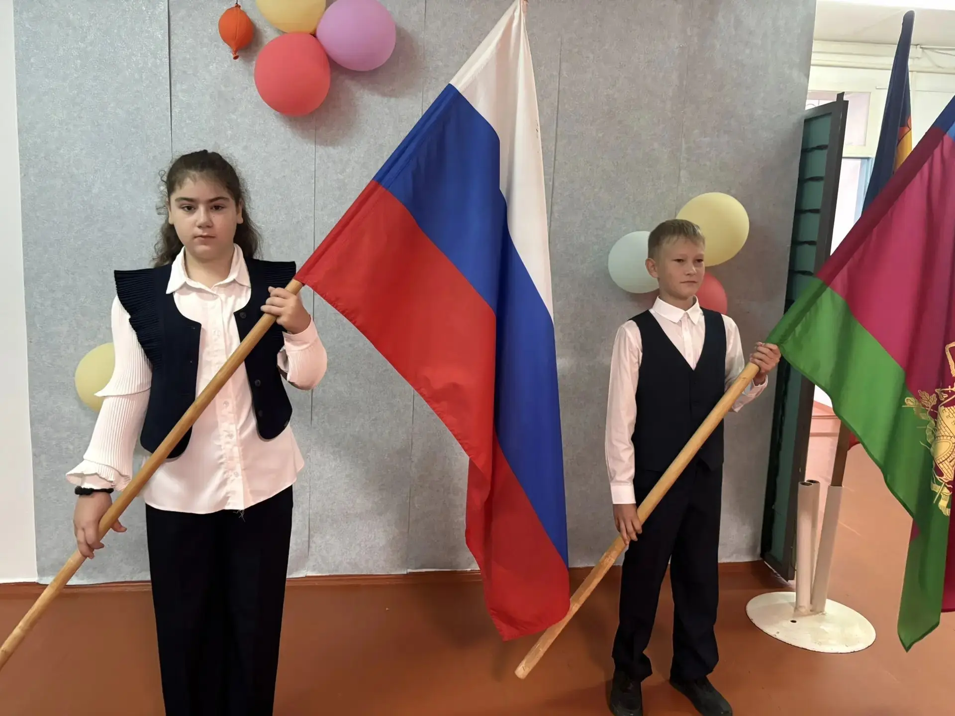 Учебная неделя в школе началась с торжественной линейки: под звуки гимна Российской Фед...