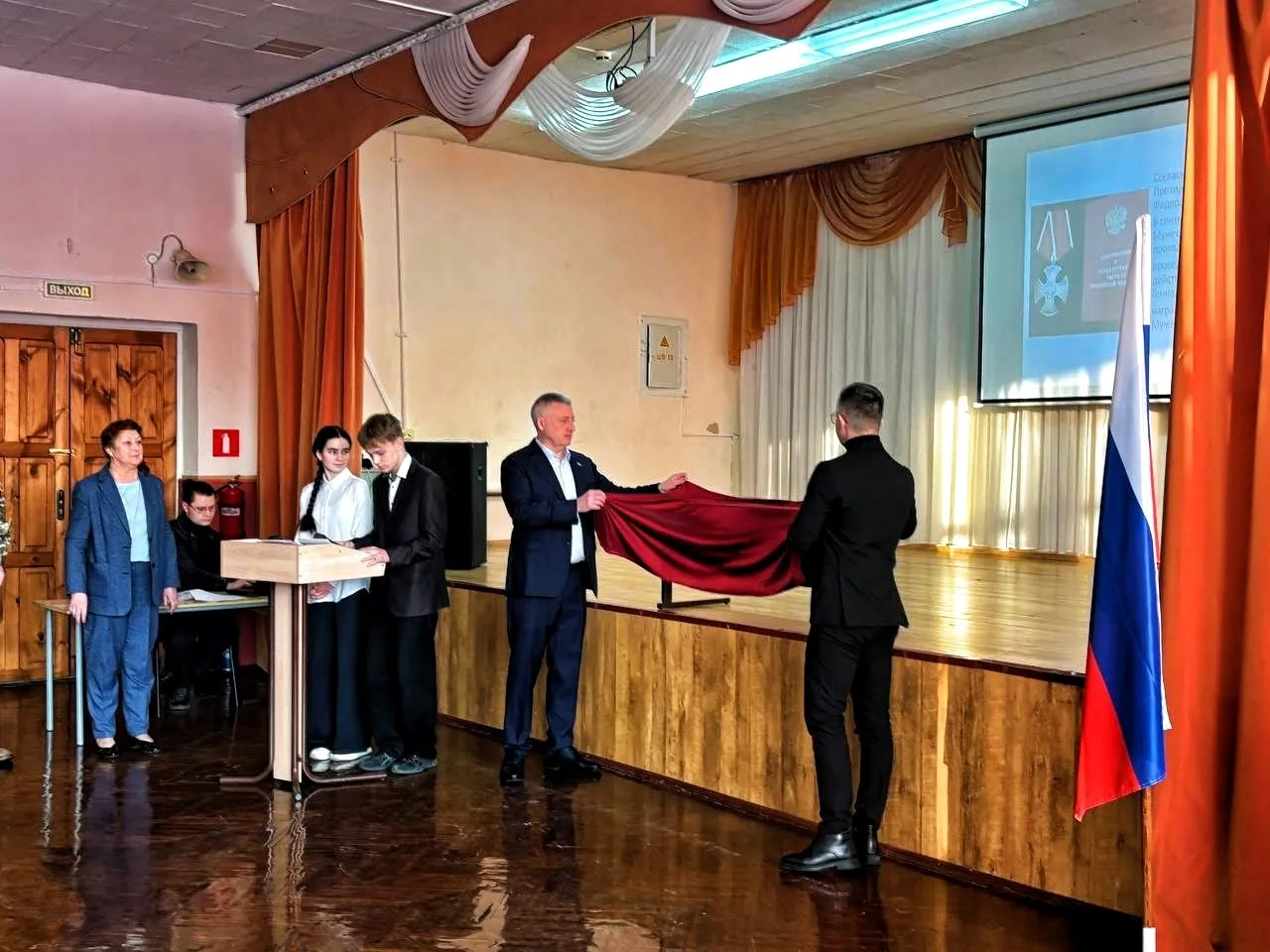 Сегодня в 3 корпусе нашей школы состоялась торжественная церемония открытия «Парты Героя», посвящённ