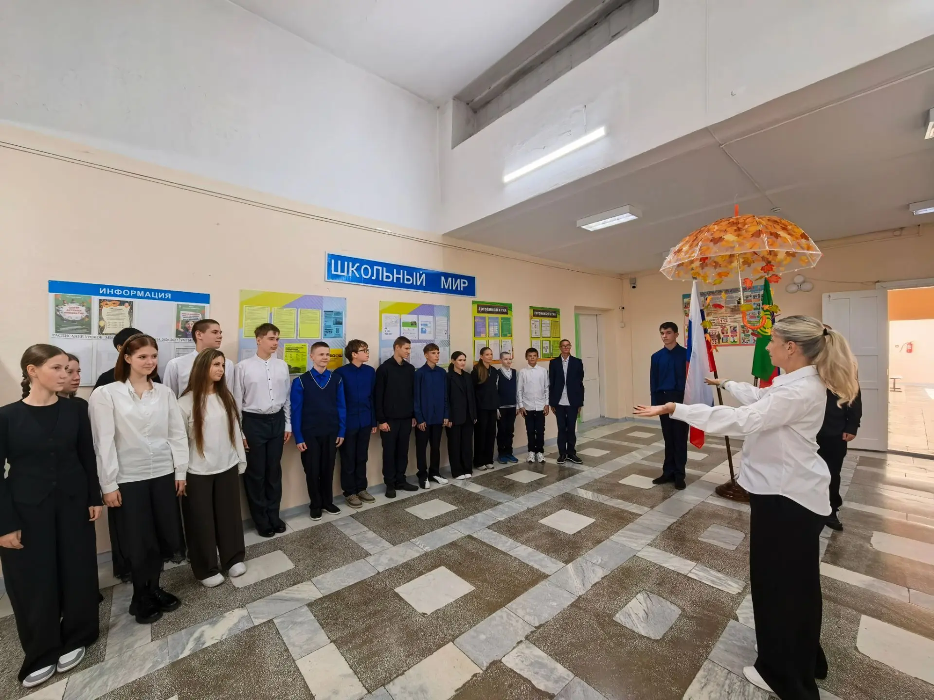 Пятница! А это значит, что в нашей школе звучат гимны, развеваются флаги и подводятся и...