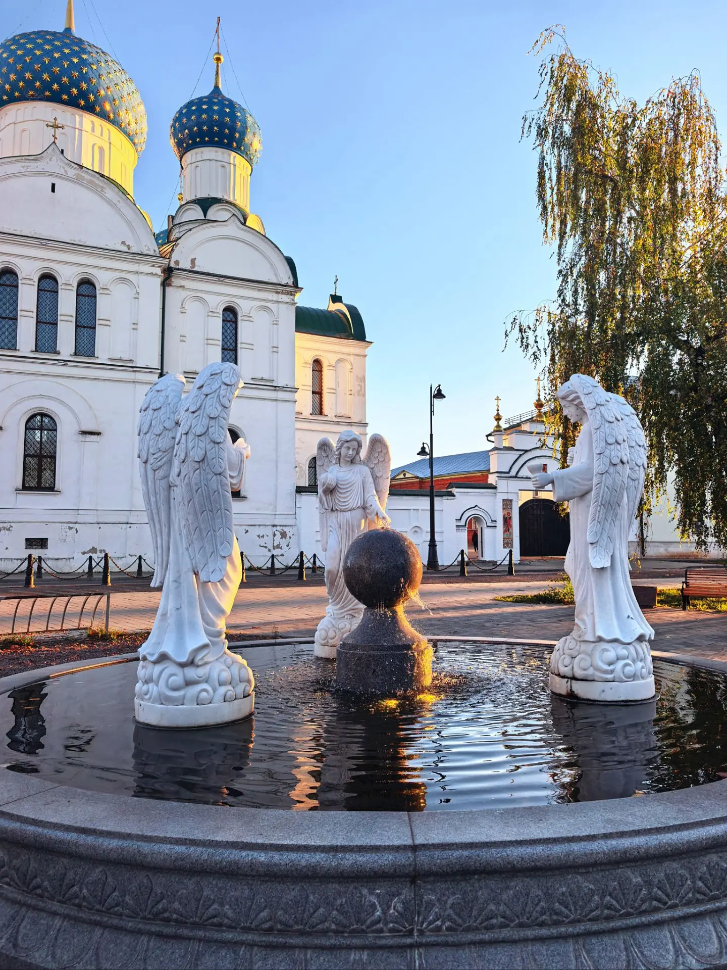 Углич осенью очень красивый. Такой камерный, спокойный, немного сказочный. Золотые дере...