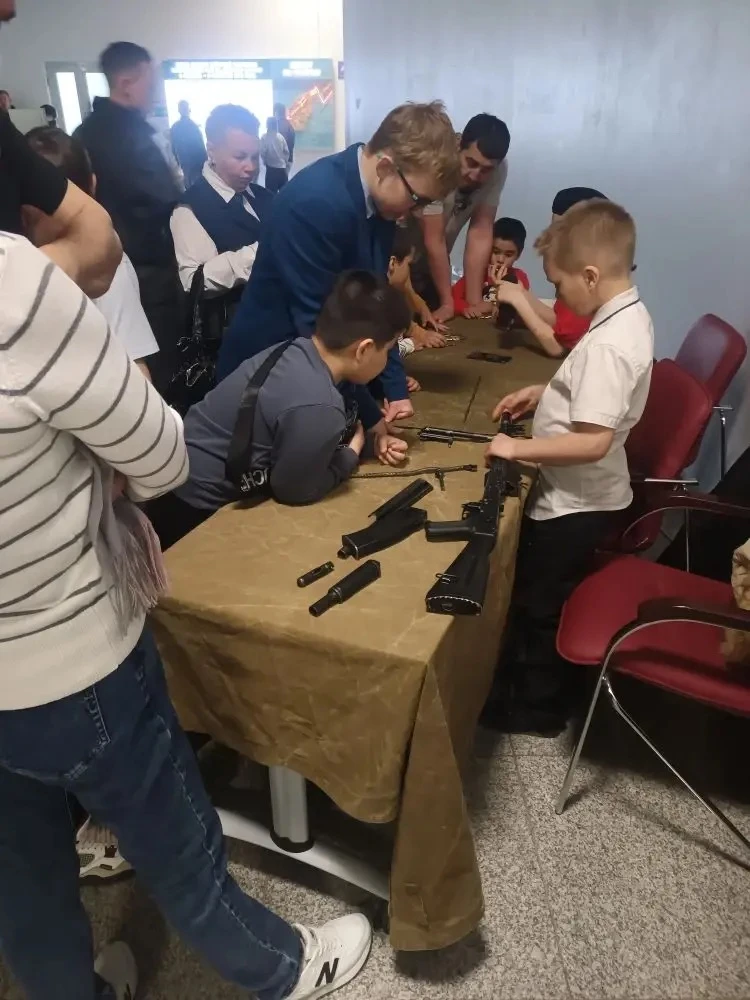 🚩 9 мая на площадке ММК «Победа» была развёрнута наглядно‑выставочная экспозиция.  🪖 Командиром ВСПК