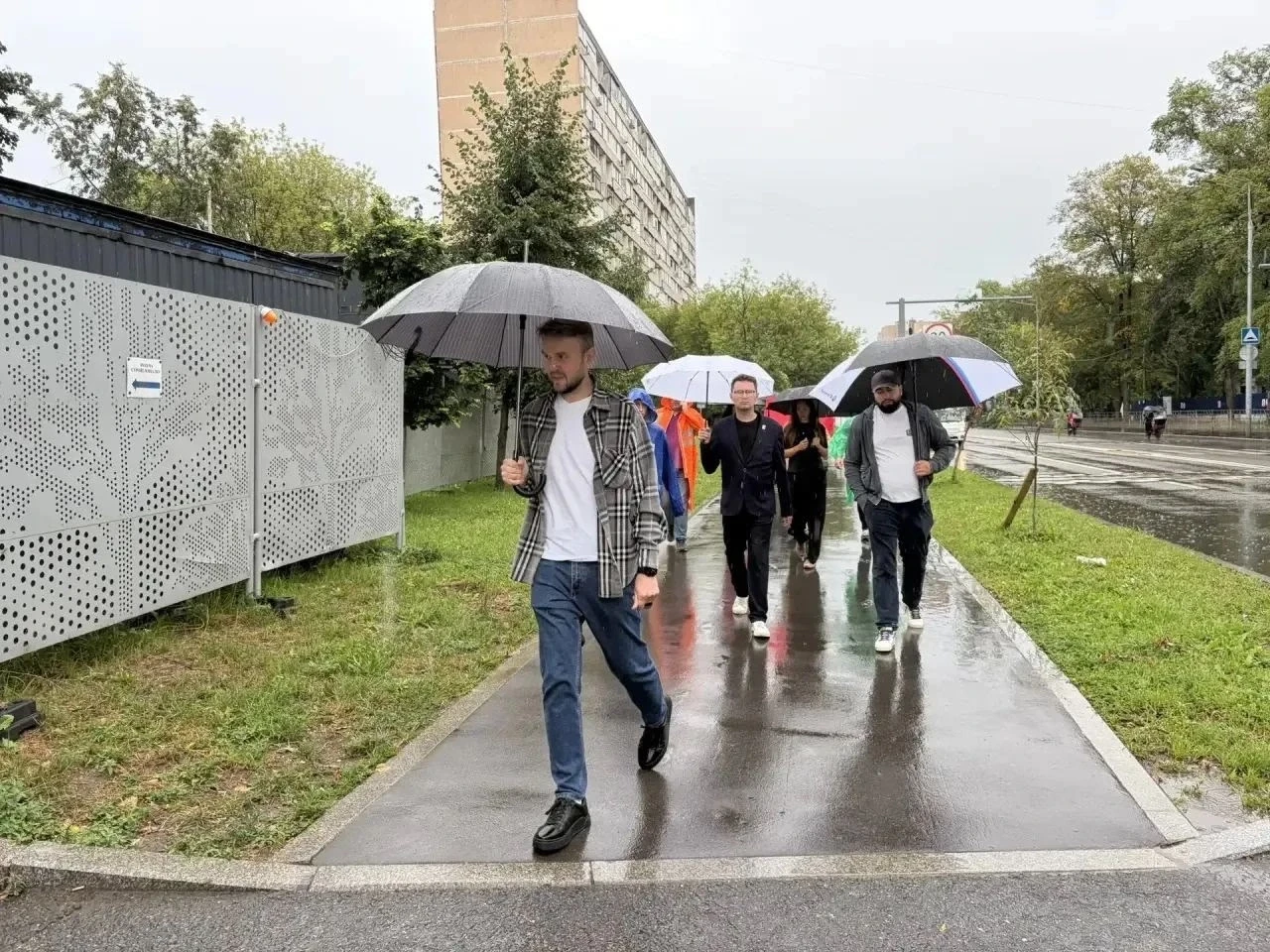 Совместно с главой управы Сергеем Салыковым провели плановый обход муниципальной территории Перово. 